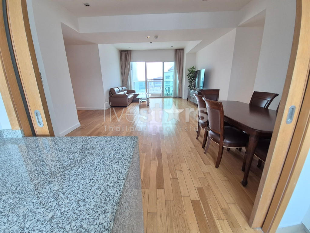 Appartement de 3 chambres à louer proche du BTS Asoke et du parc Benchakitti