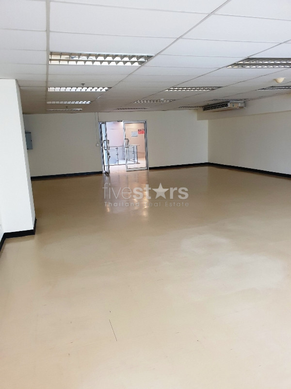 Bureaux à louer à Sukhumvit près du BTS Nana, photo 2