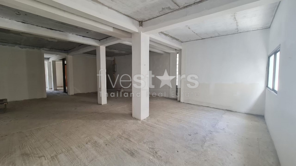 Immeuble Commercial avec toit à louer sur Nana, photo 5