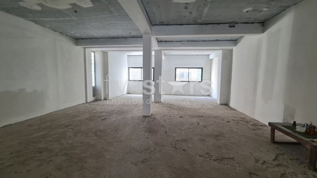Immeuble Commercial avec toit à louer sur Nana, photo 9