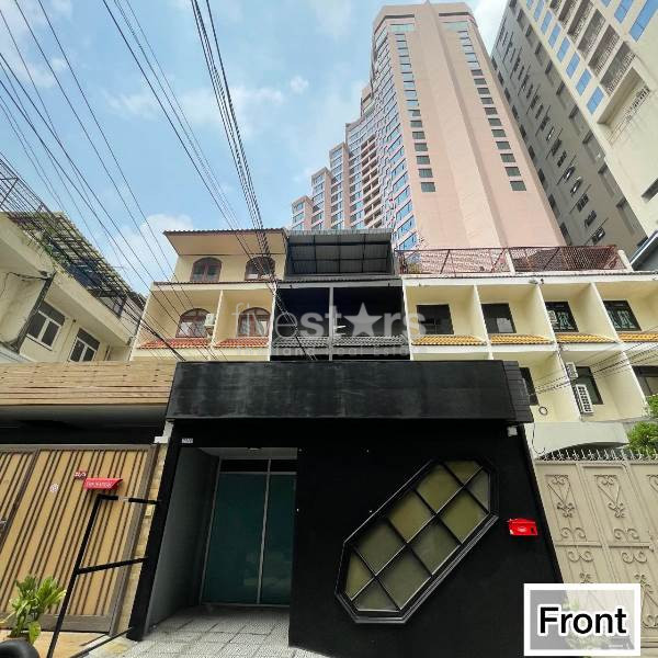 Maison de ville de 3 étages à louer près de la station Asoke BTS
