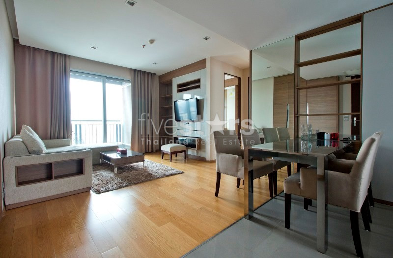 Condo moderne de 2 chambres surélevé à Asoke