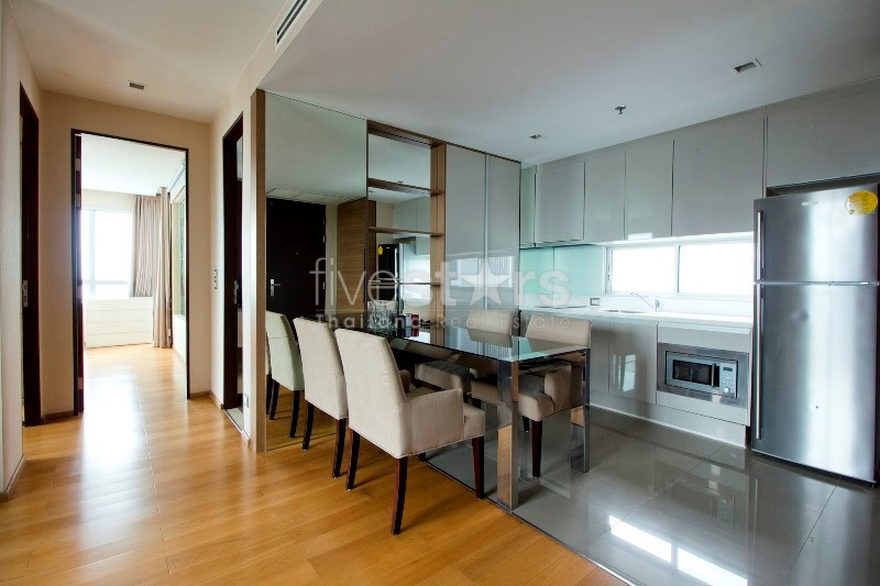 Condo moderne de 2 chambres surélevé à Asoke, photo 3