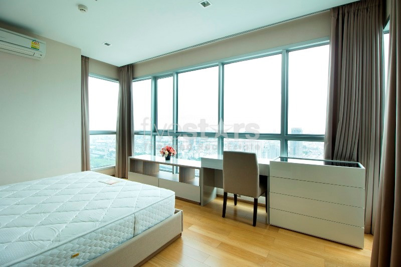 Condo moderne de 2 chambres surélevé à Asoke, photo 9