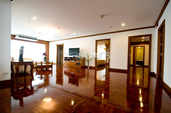 4 bedroom apartment for rent on Asoke