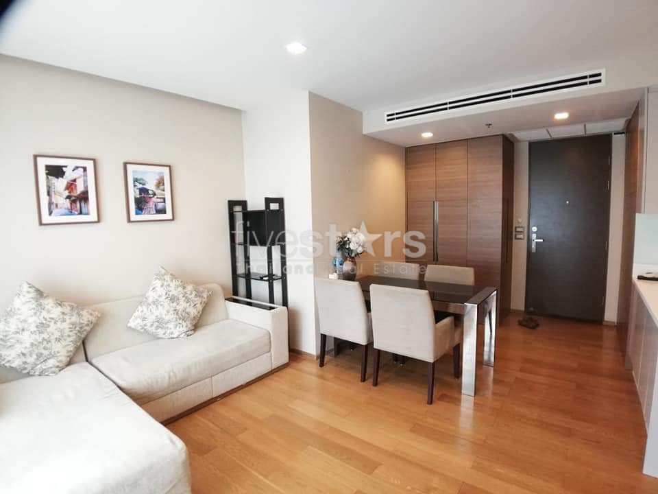 Appartement de 2 chambres à louer non loin du MRT Petchburi