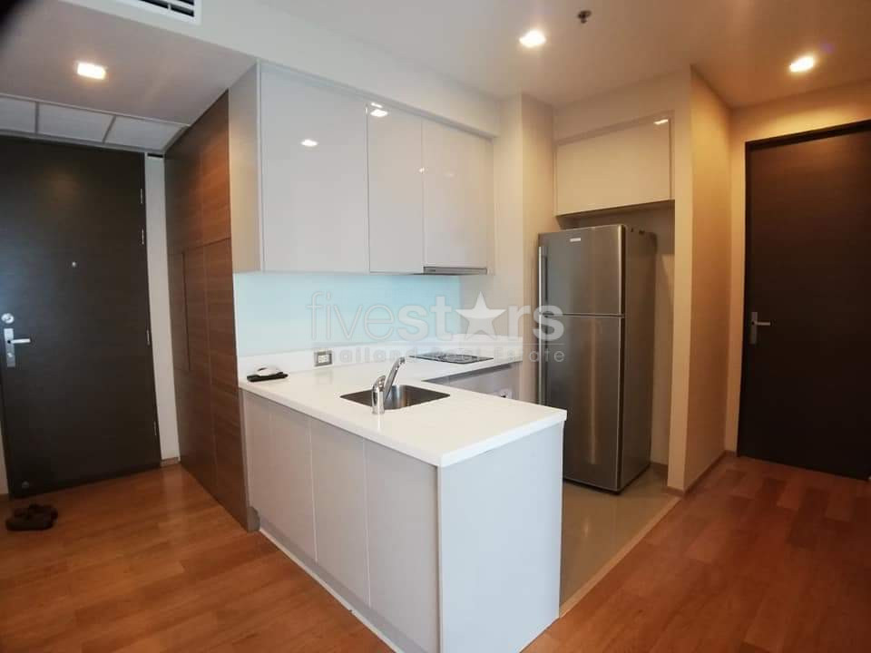 Appartement de 2 chambres à louer non loin du MRT Petchburi, photo 2
