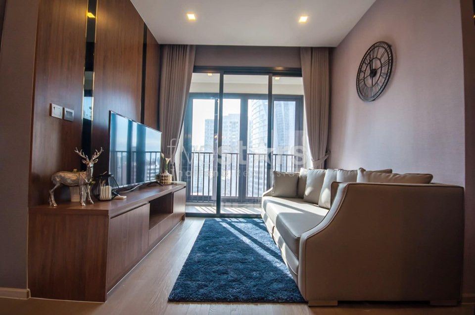 Condo moderne de 2 chambres à louer près du BTS Asoke