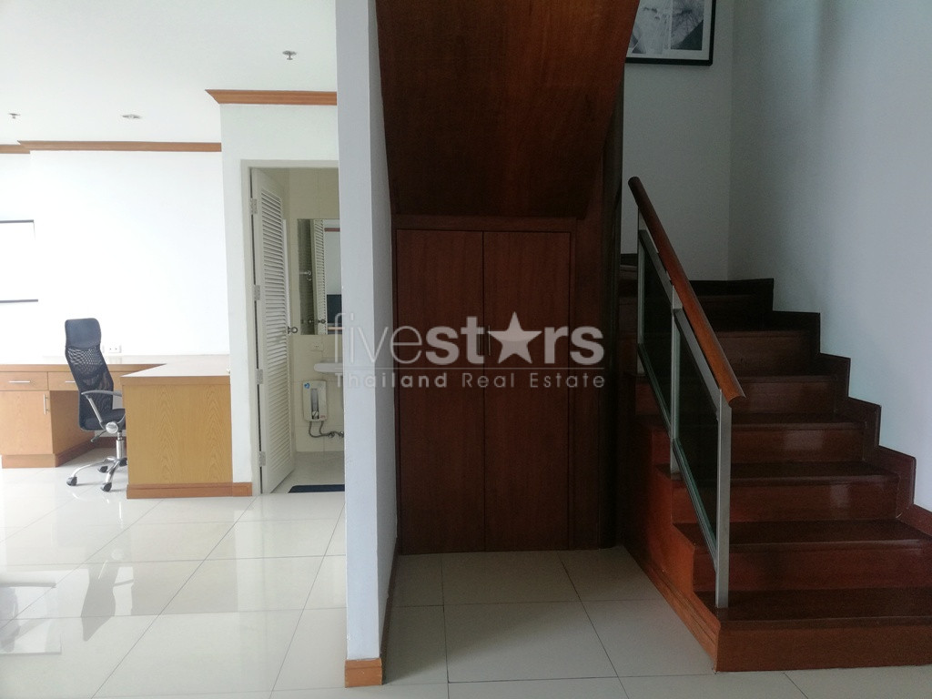 Appartement en duplex de 2 chambres à louer à Asoke