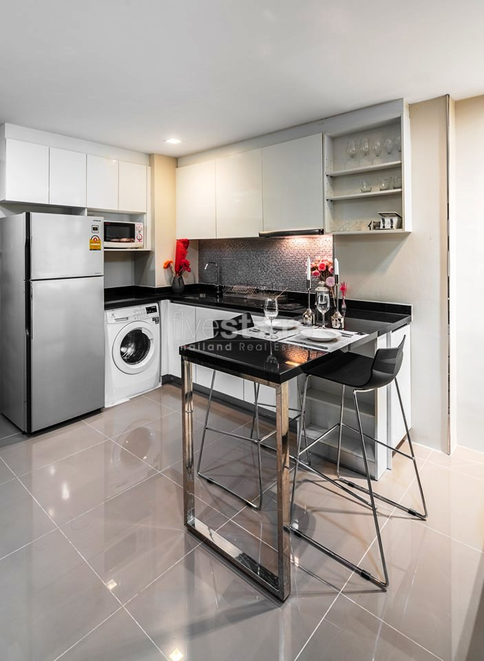 Large 1 bedroom condo for rent near BTS Asoke, photo 4
