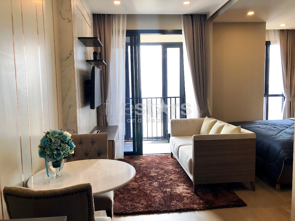 Modern 1 bedroom condo for rent close to BTS Asoke