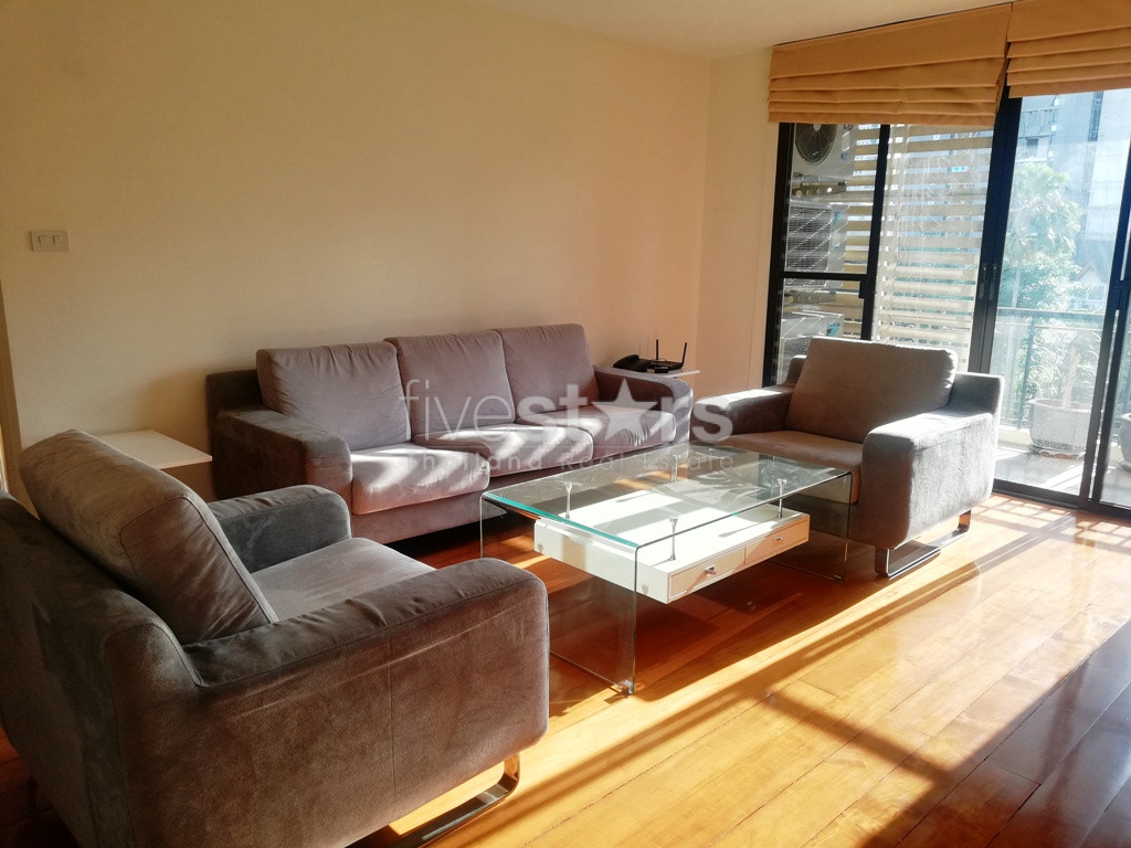 Grand appartement de 2 chambres à louer à Phromphong