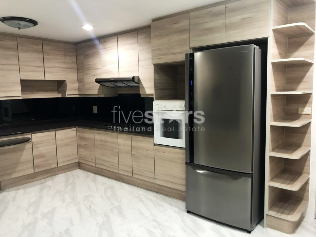 Immense appartement duplex en penthouse de 4 chambres à louer dans le quartier de Asoke, photo 2