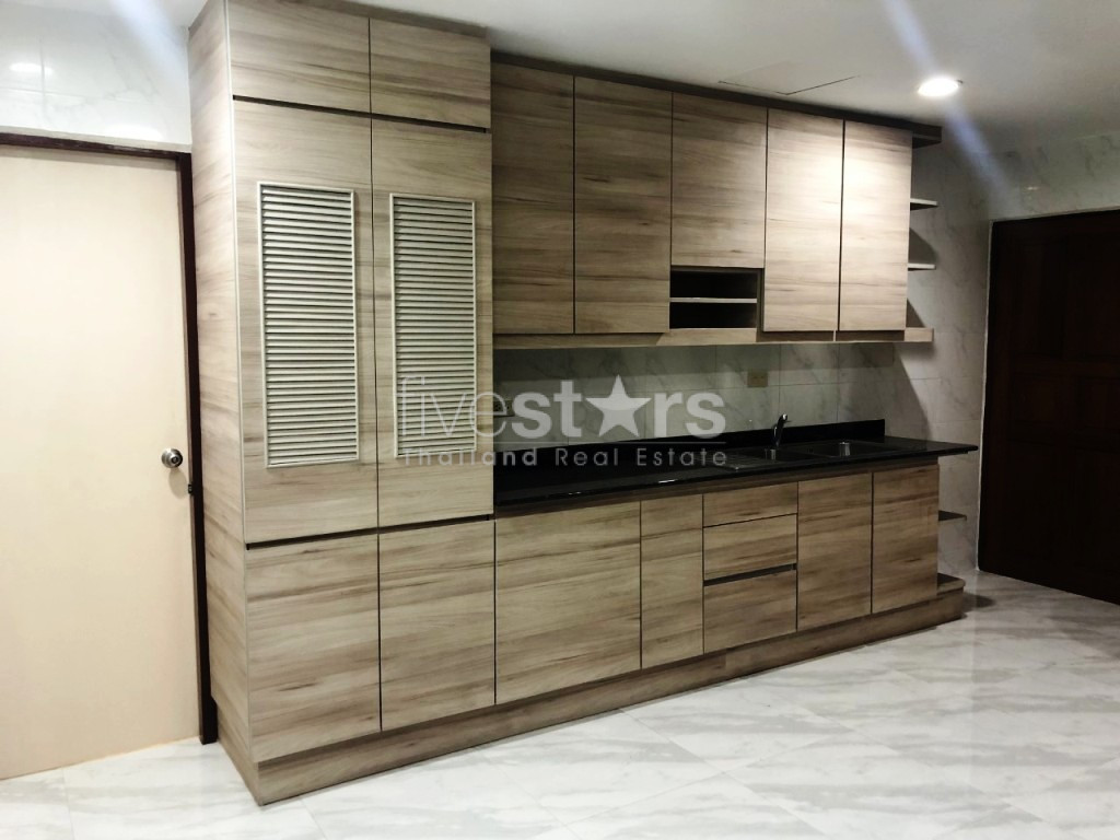 Immense appartement duplex en penthouse de 4 chambres à louer dans le quartier de Asoke