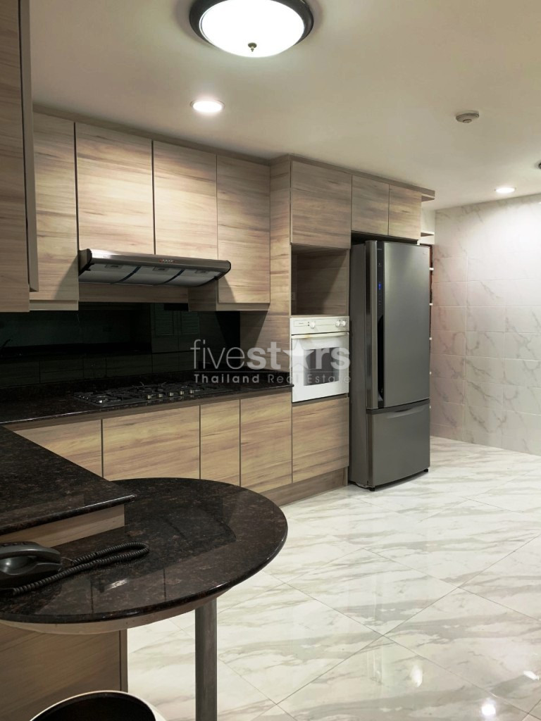 Immense appartement duplex en penthouse de 4 chambres à louer dans le quartier de Asoke, photo 3