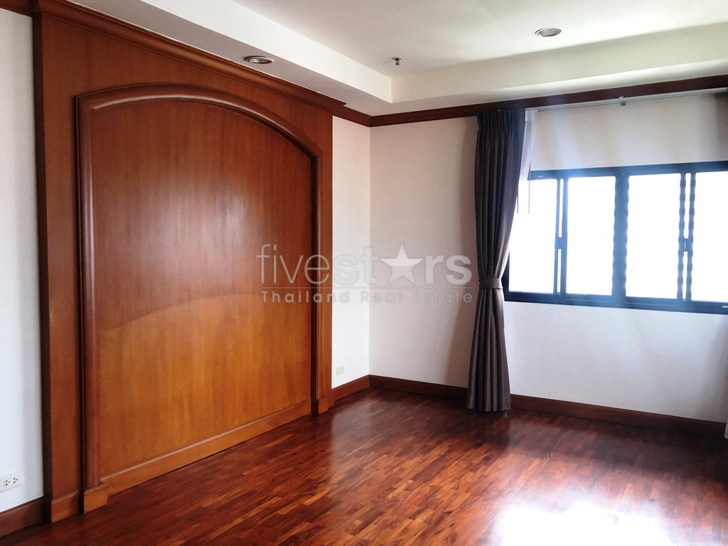 Immense appartement duplex en penthouse de 4 chambres à louer dans le quartier de Asoke, photo 8