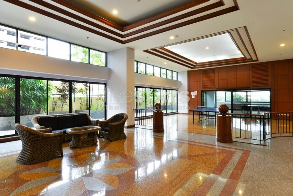 Immense appartement duplex en penthouse de 4 chambres à louer dans le quartier de Asoke, photo 13