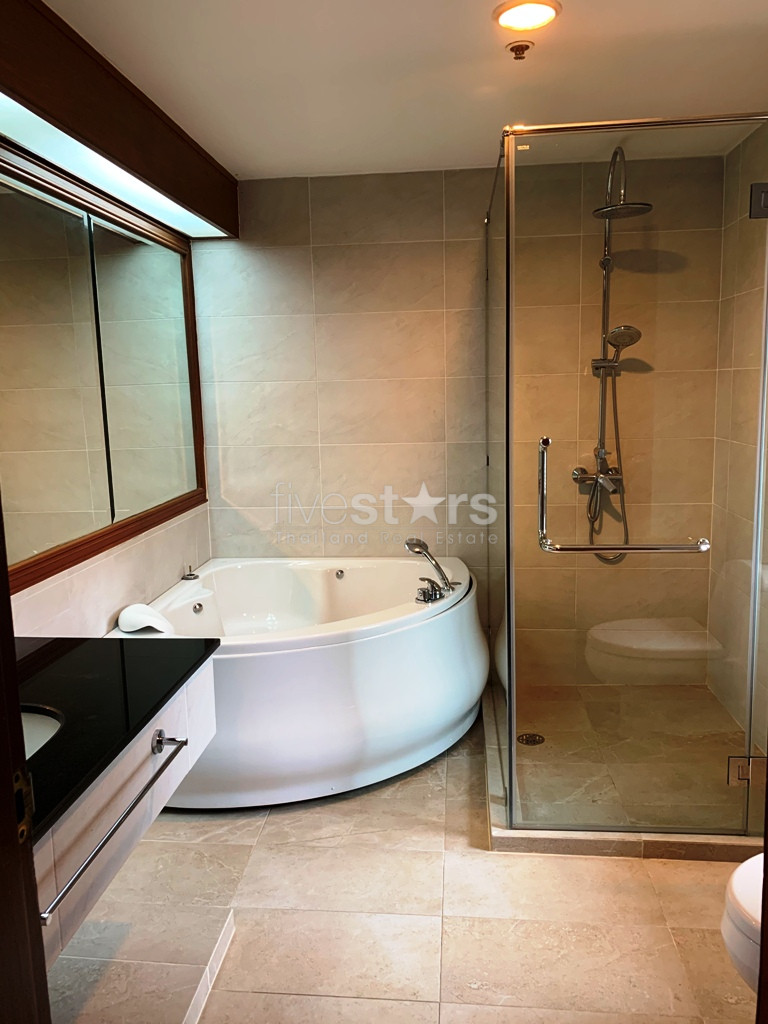 Immense appartement duplex en penthouse de 4 chambres à louer dans le quartier de Asoke, photo 12