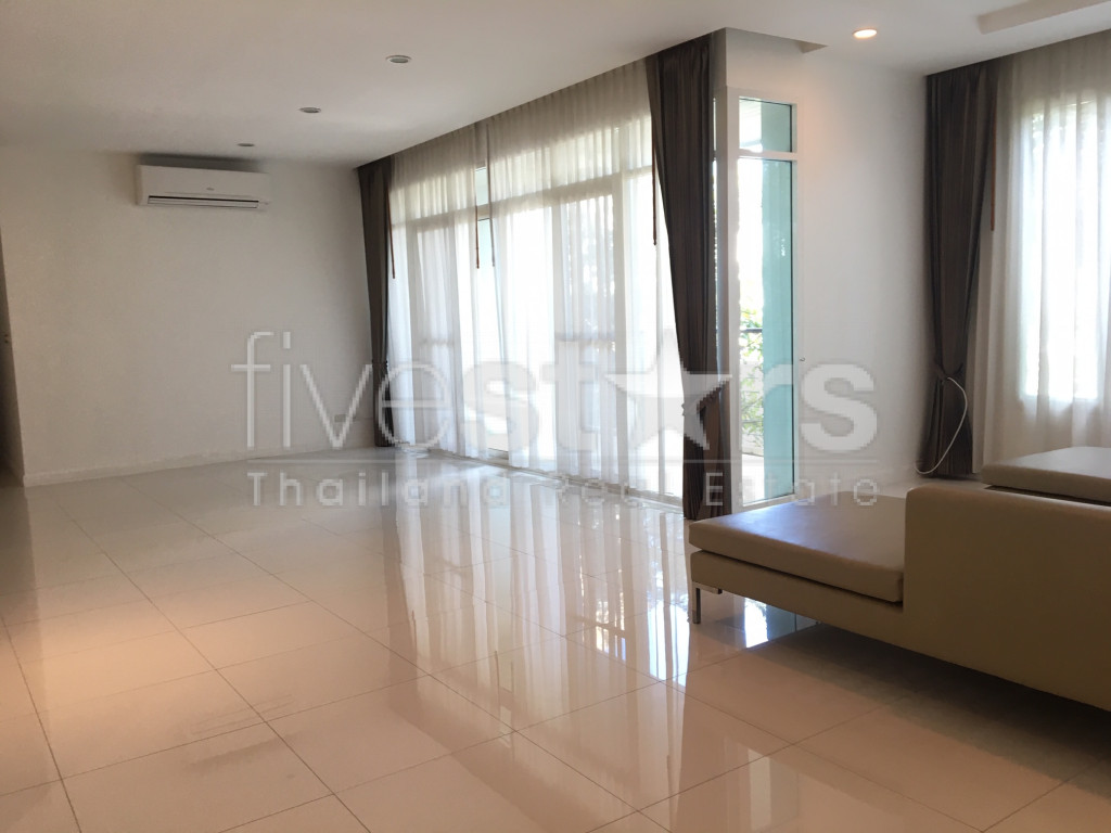Spacious 4 bedrooms apartment for rent in Asoke, photo 2