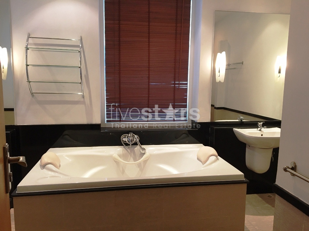 Spacious 4 bedrooms apartment for rent in Asoke, photo 14