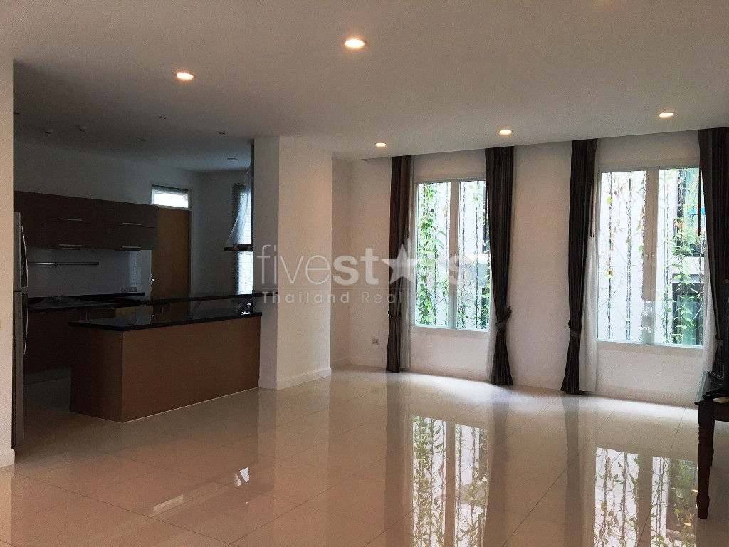 Spacious 4 bedrooms apartment for rent in Asoke, photo 6