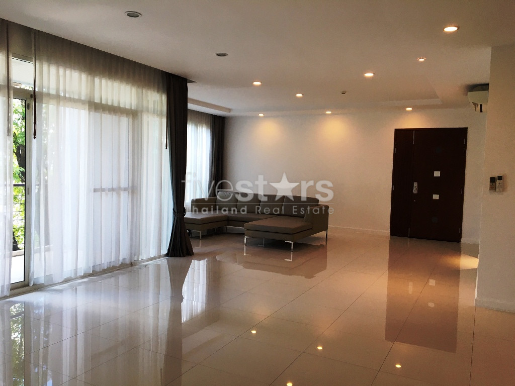 Spacious 4 bedrooms apartment for rent in Asoke