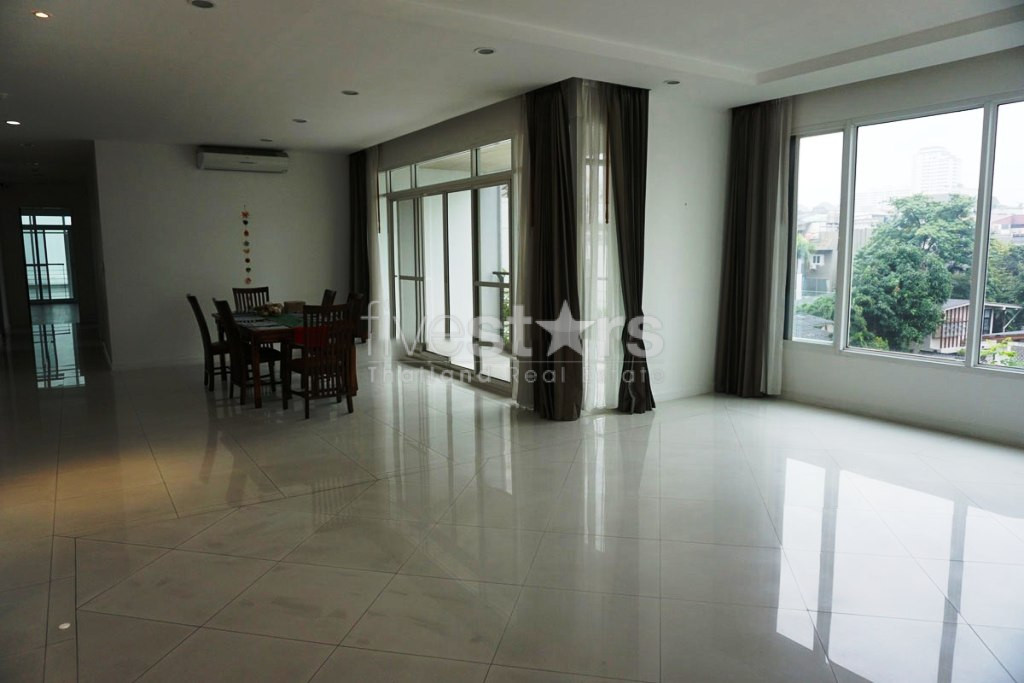 Spacious 4 bedrooms apartment for rent in Asoke, photo 4