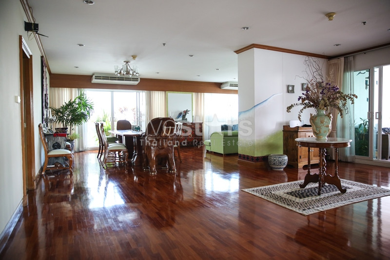 Penthouse 5 bedrooms apartment for rent in Asoke area