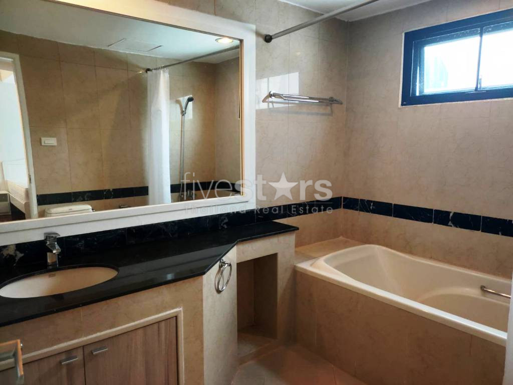 Pet friendly 4 bedrooms large balcony apartment for rent in Sukhumvit, photo 17