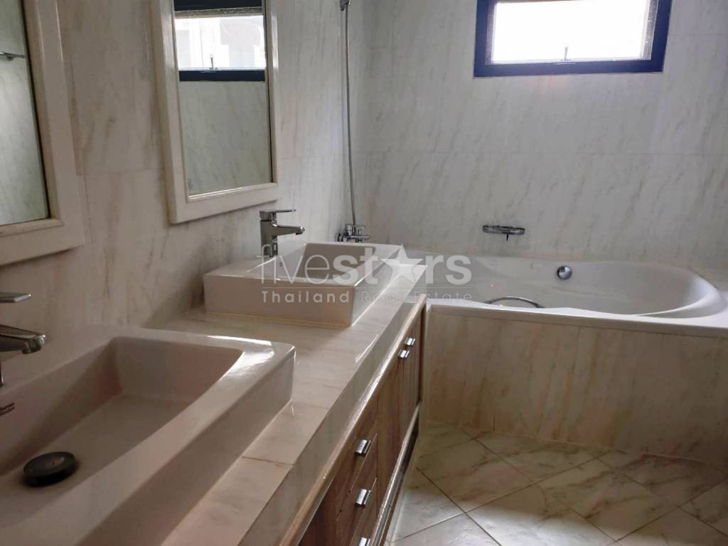 Pet friendly 4 bedrooms large balcony apartment for rent in Sukhumvit, photo 16