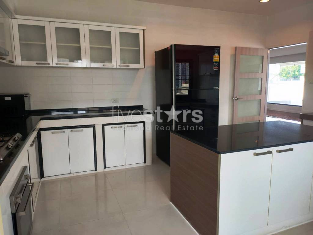 Pet friendly 4 bedrooms large balcony apartment for rent in Sukhumvit, photo 7