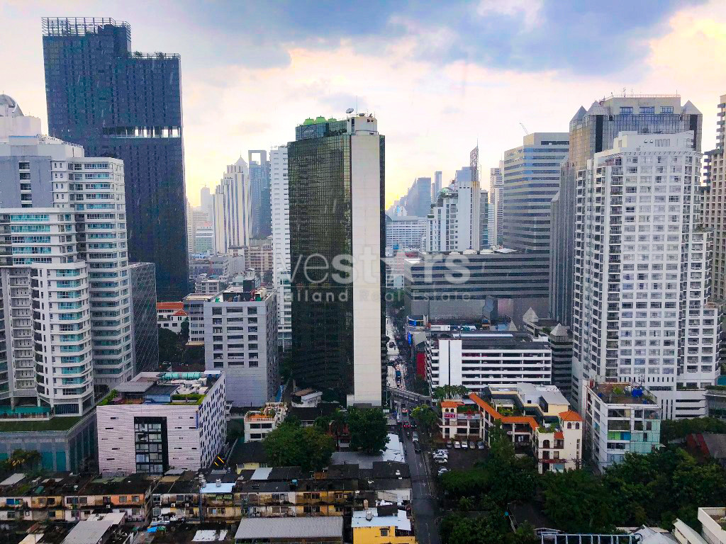 Penthouse 3 chambres type duplex à vendre proche BTS Asoke
