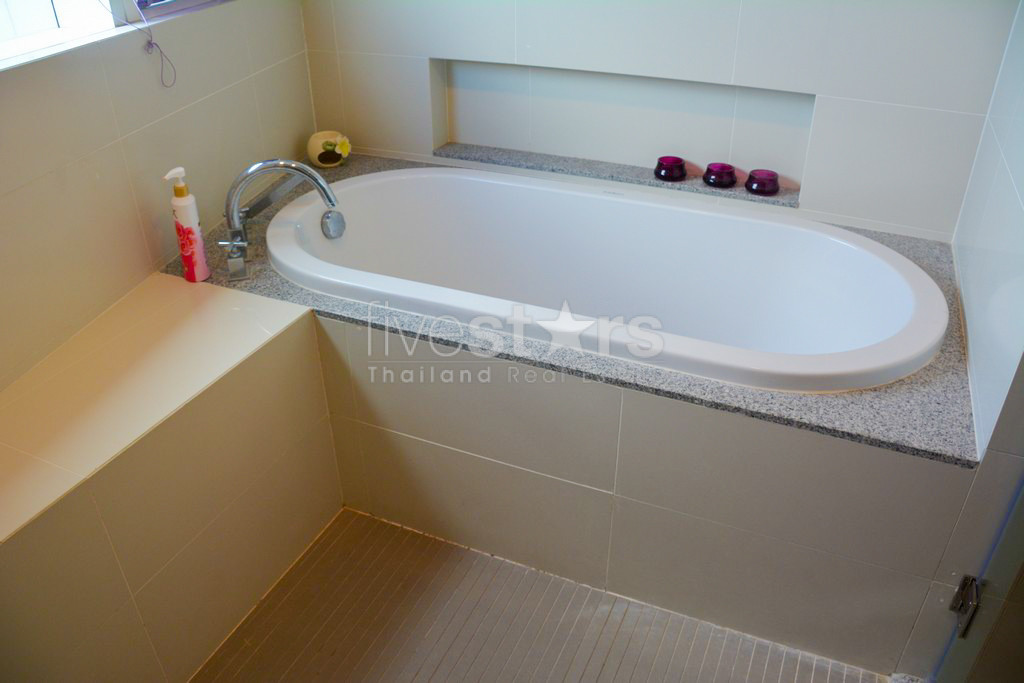 High-floor 3-bedroom condo for sale close to BTS Asoke, photo 16