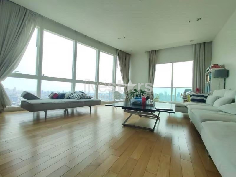 Condo spacieux de 3 chambres à l'étage supérieur à louer dans la région d'Asoke