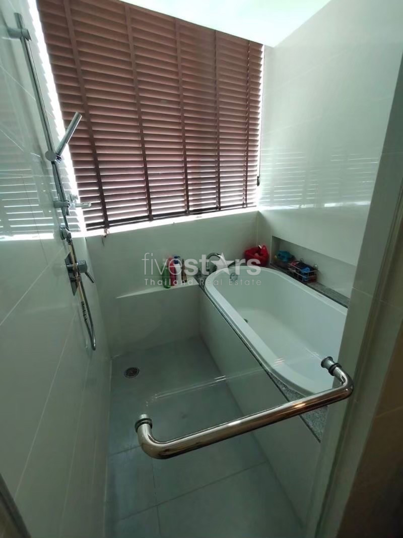 Condo spacieux de 3 chambres à l'étage supérieur à louer dans la région d'Asoke, photo 10
