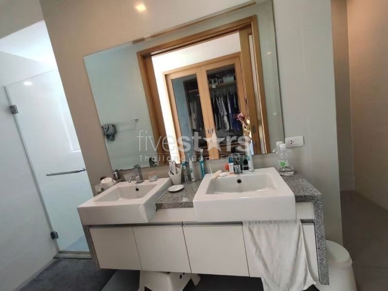 Condo spacieux de 3 chambres à l'étage supérieur à louer dans la région d'Asoke, photo 9