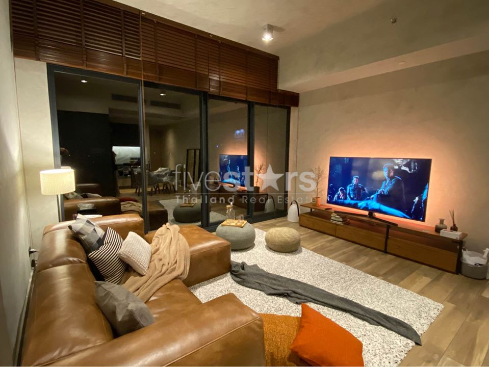 Modern 2 bedrooms condo for rent only 3 minutes walk to MRT Petchburi