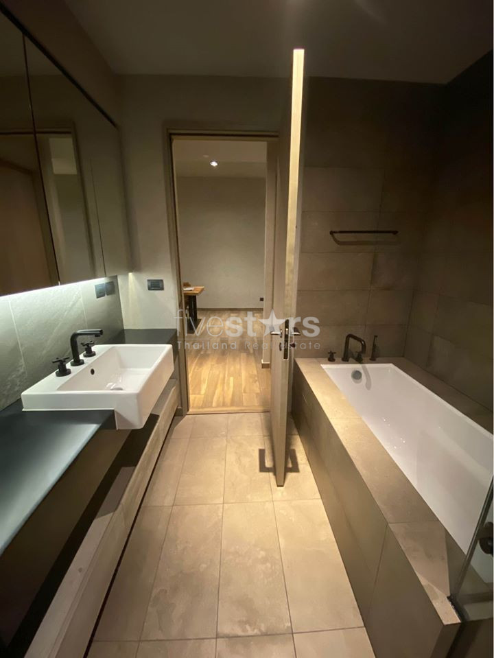 Appartement de standing de 2 chambres à vendre proche du MRT Petchaburi à Asoke., photo 11