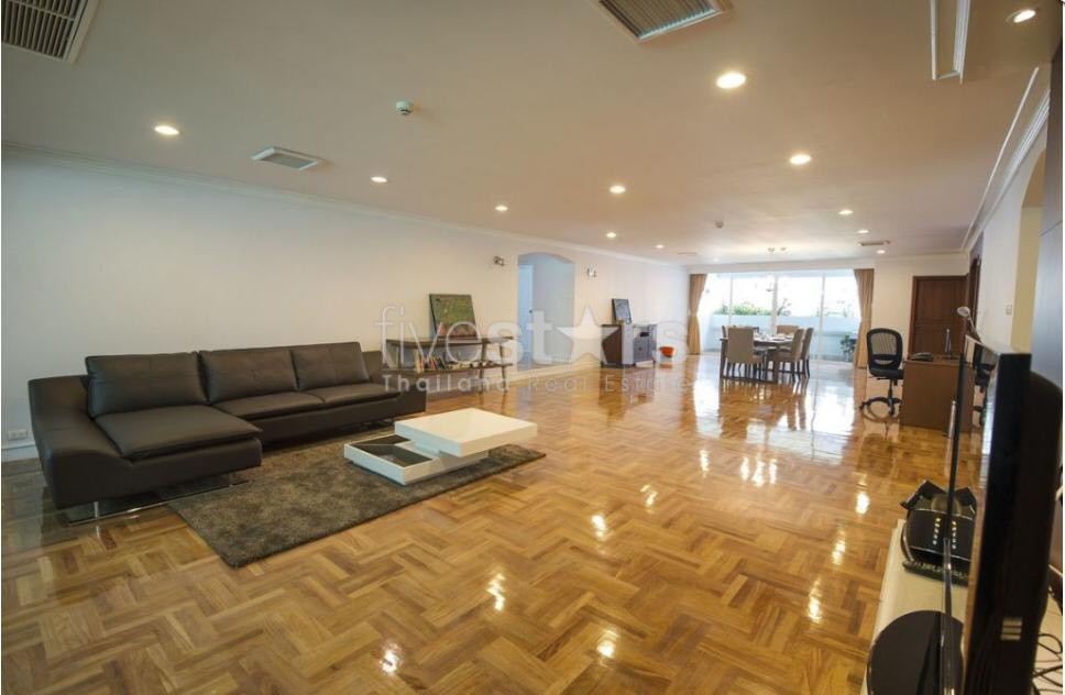 3 bedroom spacious condo for rent on Asoke to Phrom Phong