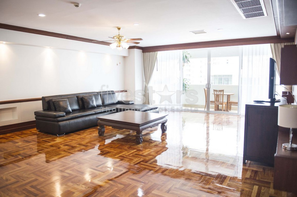 4 bedroom spacious condo for rent on Asoke to Phrom Phong