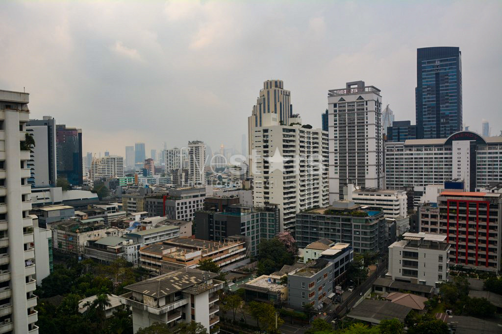 Duplex 2 chambres haut en étage proche BTS Asoke