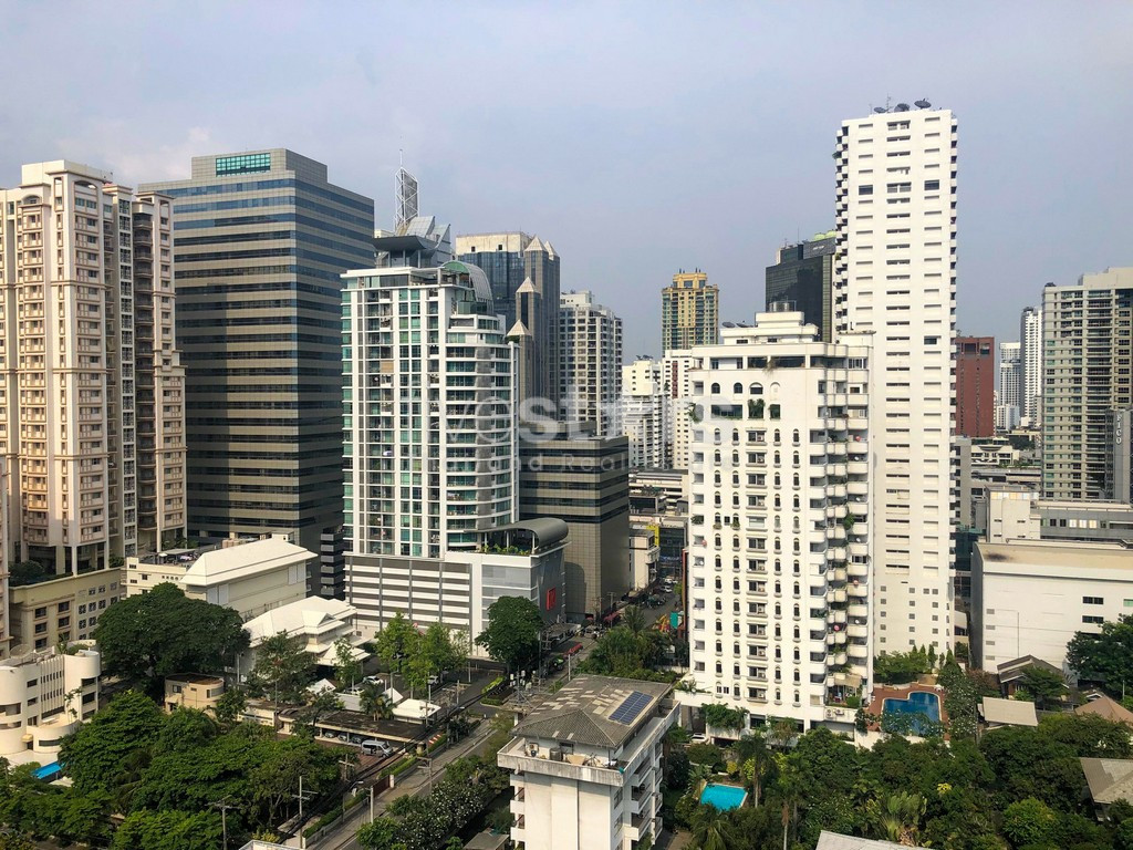 Appartement 3 chambres spacieux à vendre à 350m du BTS Asoke!
