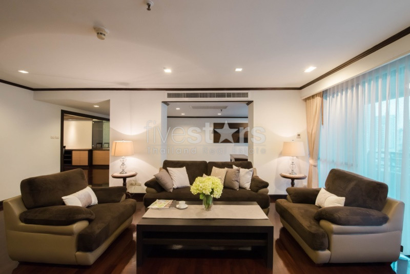 Renovated 3+1 bedrooms apartment for rent in Asoke
