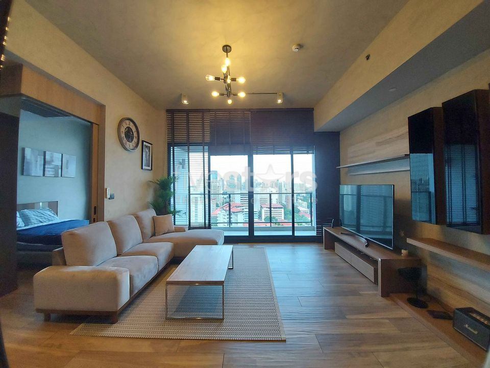 Modern 2 bedrooms condo for rent only 3 minutes walk to MRT Petchburi