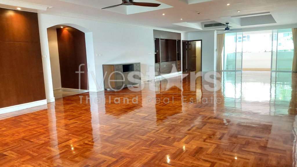4 bedroom spacious condo for rent on Asoke to Phrom Phong