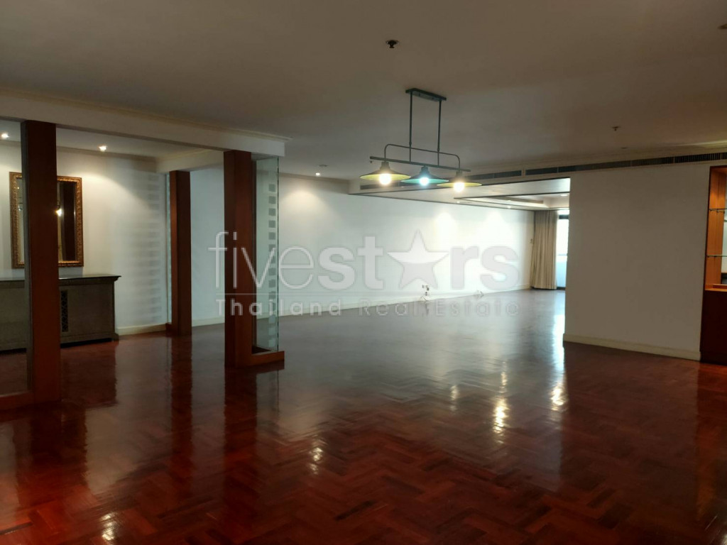 Spacious 3 bedrooms condo for rent walking distance to BTS Nana, photo 3