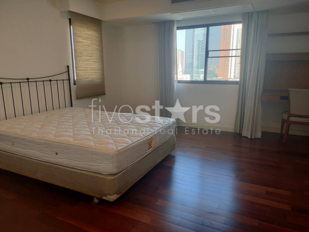 Spacious 3 bedrooms condo for rent walking distance to BTS Nana, photo 11
