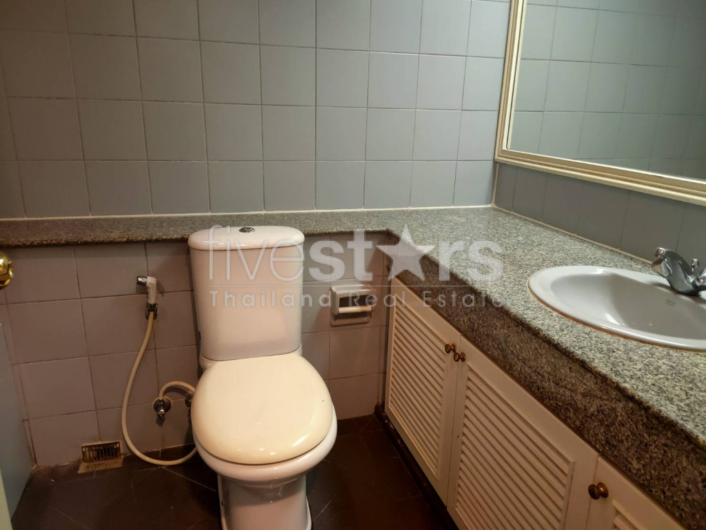 Spacious 3 bedrooms condo for rent walking distance to BTS Nana, photo 14