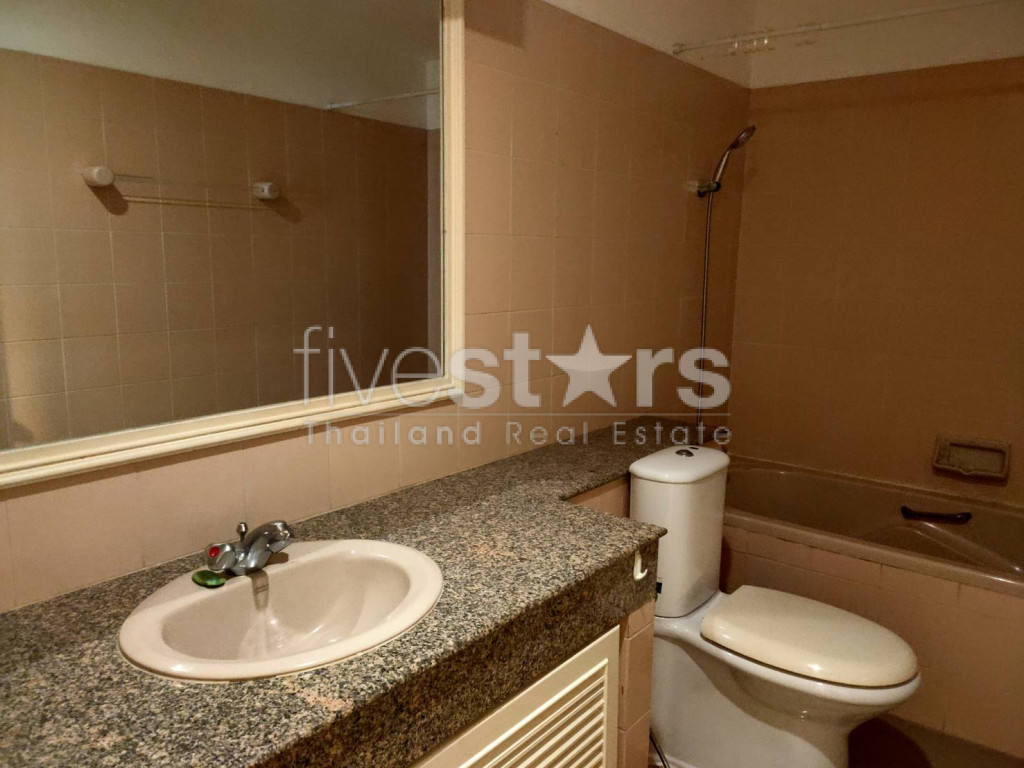 Spacious 3 bedrooms condo for rent walking distance to BTS Nana, photo 13