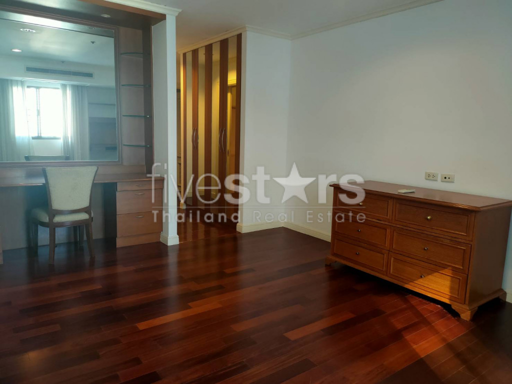 Spacious 3 bedrooms condo for rent walking distance to BTS Nana, photo 10